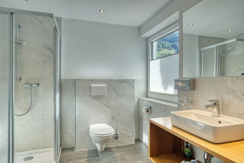 Classic Single Room, Balcony | Bathroom | Hair dryer, towels, soap, shampoo