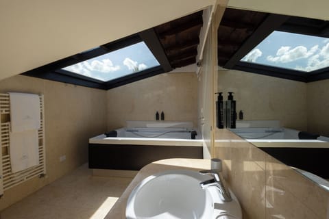 Suite | Bathroom | Bathtub, free toiletries, hair dryer, bathrobes