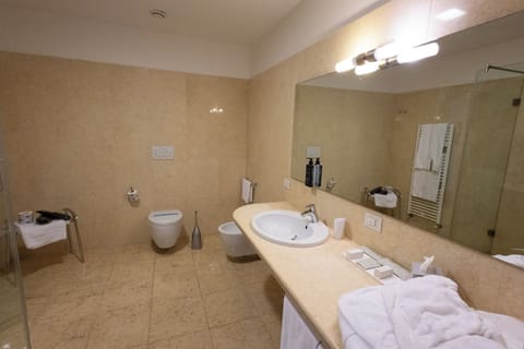 Double Room | Bathroom | Bathtub, free toiletries, hair dryer, bathrobes