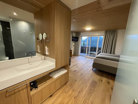 Business Double Room, 1 Bedroom, Balcony, Mountain View | Hypo-allergenic bedding, desk, laptop workspace, soundproofing