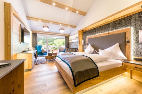 Deluxe Suite | In-room safe, desk, soundproofing, WiFi (free)