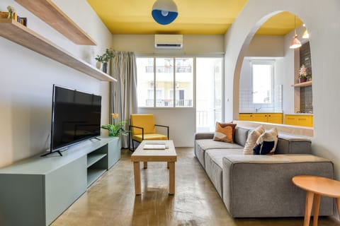 Apartment, 2 Bedrooms, Kitchen | Living room | 46-inch Smart TV with cable channels, streaming services