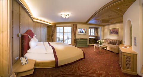 Superior Suite, Mountain View | Minibar, in-room safe, desk, free WiFi