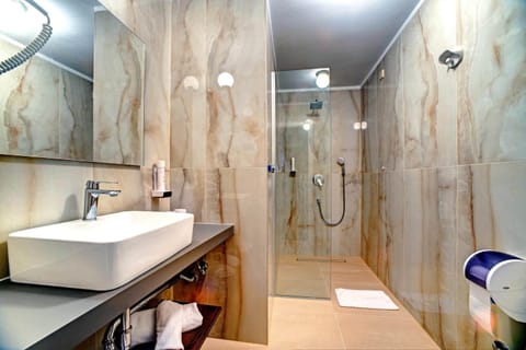 Shower, free toiletries, towels