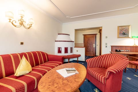 Comfort Suite | Living area | Flat-screen TV, foosball, table tennis, books