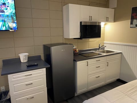 Deluxe Room, 2 Double Beds | Private kitchen | Fridge, microwave, stovetop, coffee/tea maker