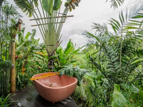 Deep soaking bathtub