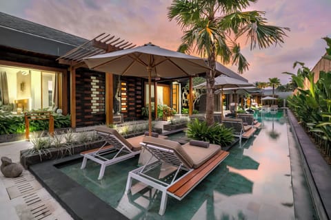 2 outdoor pools, sun loungers