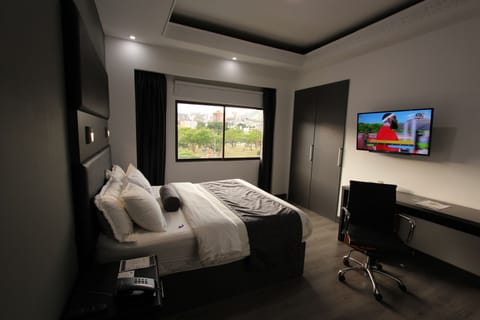 Luxury Room | Minibar, desk, soundproofing, bed sheets