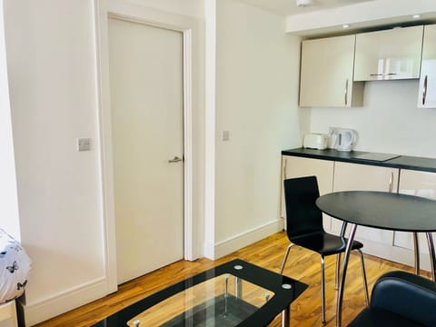 Deluxe Studio | In-room dining