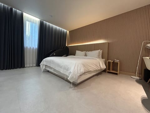 Deluxe Room, 1 King Bed, Non Smoking, Pets Not Allowed | Free WiFi