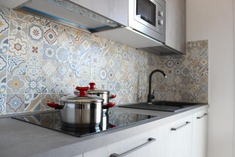 Fridge, microwave, stovetop, cookware/dishes/utensils