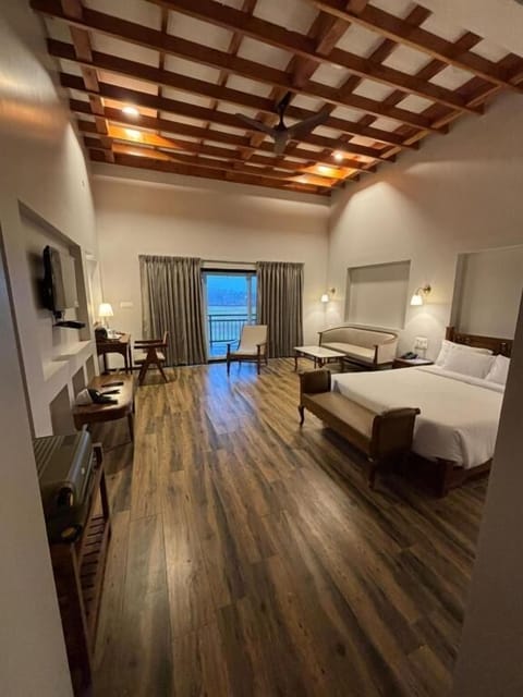 Single Room | In-room safe, blackout drapes, iron/ironing board, free WiFi