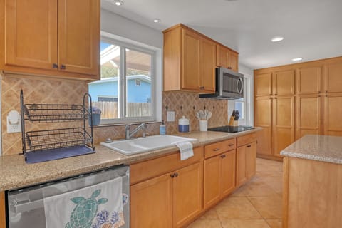 Apartment, 3 Bedrooms, Garden View | Private kitchen | Electric kettle