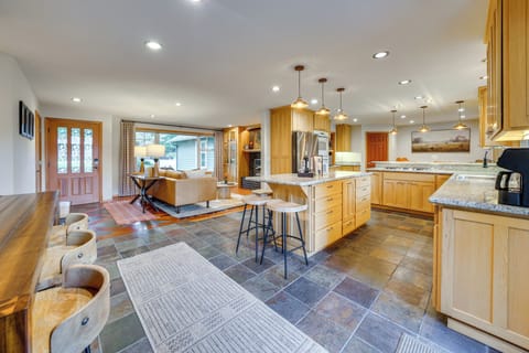 House (6 Bedrooms) | Interior