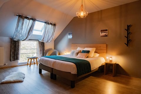 Blackout drapes, soundproofing, free WiFi