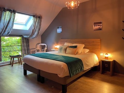 Blackout drapes, soundproofing, free WiFi