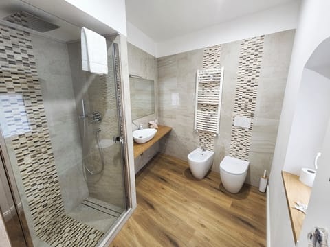 Deluxe Suite, Harbor View | Bathroom | Free toiletries, hair dryer, bidet, towels