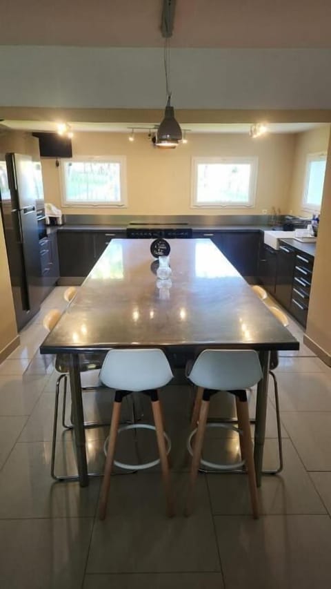 Deluxe House, Pool View | Private kitchen