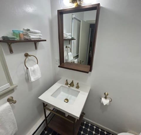 Shower, free toiletries, towels