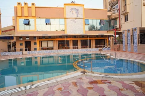 6 indoor pools