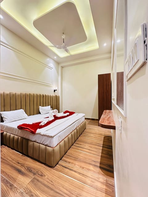 Deluxe Room, 1 King Bed | Laptop workspace, soundproofing, free WiFi