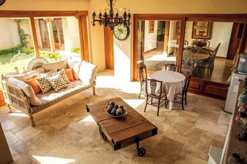 House | 6 bedrooms, high-speed internet