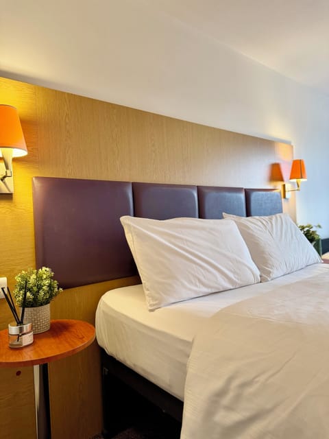 Desk, laptop workspace, iron/ironing board, free WiFi