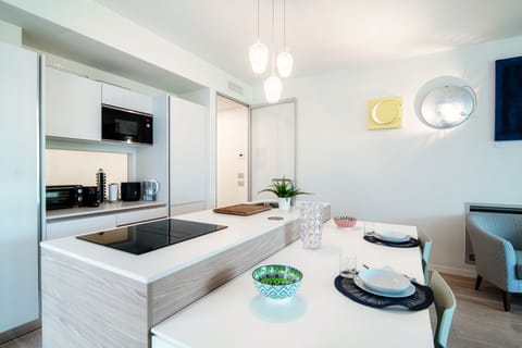 Apartment, Mountain View | Private kitchen | Full-size fridge, microwave, oven, stovetop