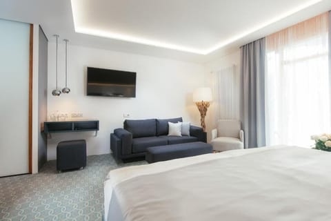 Basic Double Room, Balcony, Park View | Minibar, in-room safe, desk, blackout drapes