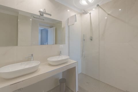 Standard Double or Twin Room | Bathroom | Hair dryer, towels, toilet paper