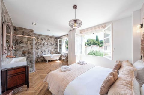 Apartment | 9 bedrooms, laptop workspace, iron/ironing board, bed sheets