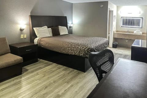 Room, 1 King Bed, Smoking | Minibar, desk, iron/ironing board, free WiFi