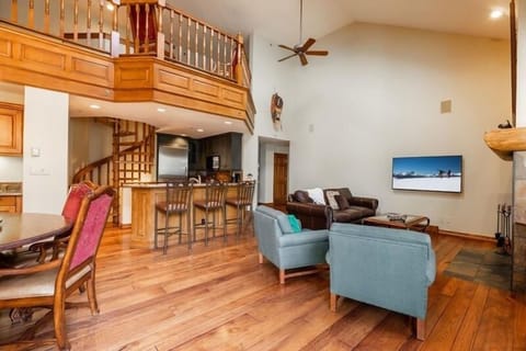 Condo, 5 Bedrooms | Living area