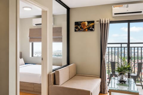 Apartment, Balcony, City View | Living area