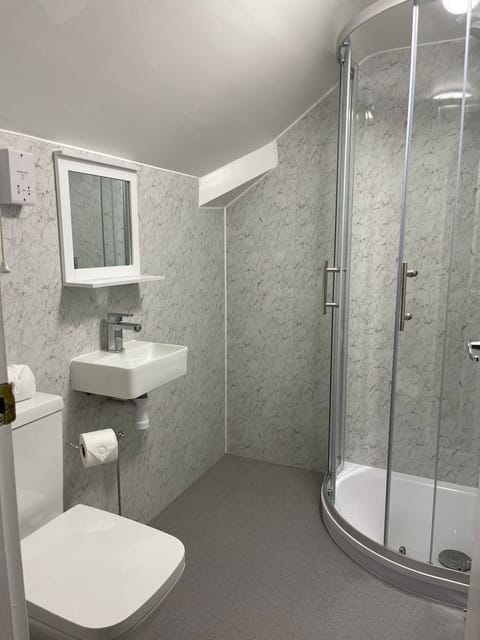 Standard Double Room | Bathroom | Shower, free toiletries, hair dryer, towels