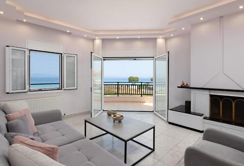 Deluxe Villa, 3 Bedrooms, Balcony, Beach View | Interior