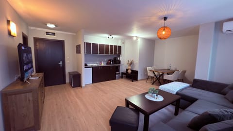 Deluxe Apartment, City View | Living area