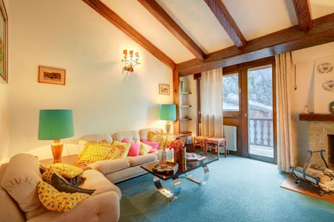 Standard Apartment, Multiple Bedrooms, 2 Bathrooms (Appartamento Il Cardo) | Living area | 21-inch flat-screen TV with cable channels