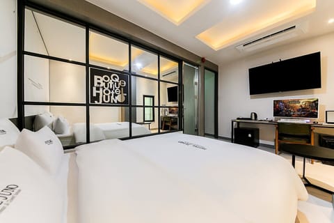 Standard Double Room | Laptop workspace, free WiFi