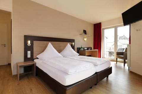 In-room safe, desk, free WiFi