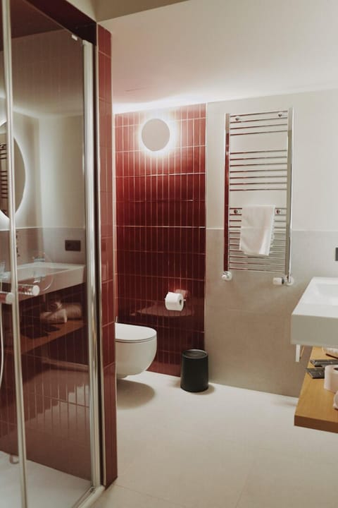 Executive Suite, 1 King Bed, Mountain View | Bathroom | Shower, free toiletries, hair dryer, slippers