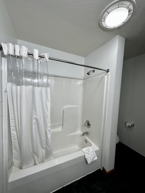 Classic Room, 2 Double Beds | Bathroom | Combined shower/tub, free toiletries, hair dryer, towels