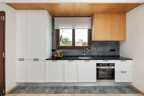 Villa Nera | Private kitchen | Coffee/tea maker, electric kettle