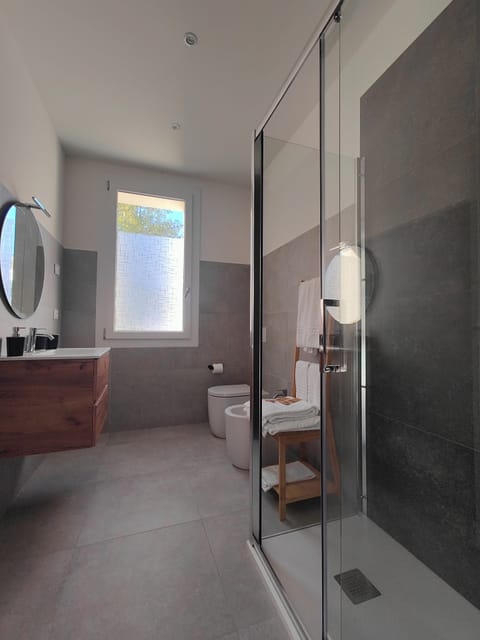 Dolce Mora | Bathroom | Shower, free toiletries, hair dryer, bidet