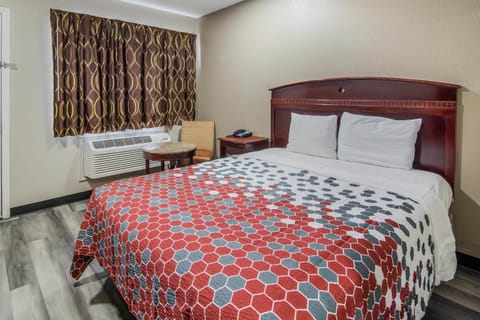 Room, 1 Queen Bed, Non Smoking | Desk, iron/ironing board, free WiFi, bed sheets