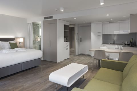 Premium Suite, Kitchen | In-room safe, desk, blackout drapes, soundproofing