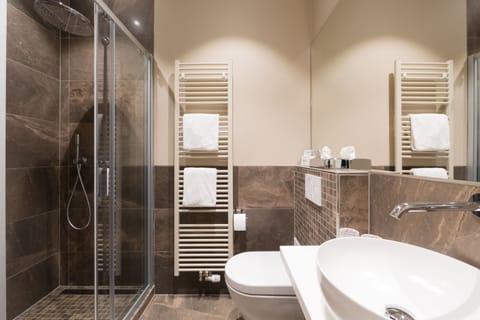 Superior Single Room, 1 Double Bed | Bathroom | Free toiletries, hair dryer, towels