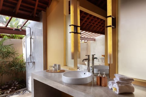 Pool Villa with Jungle View and Complimentary Afternoon Tea (Free 1x Floating Breakfast or Minibar) | Bathroom | Separate tub and shower, free toiletries, hair dryer, bathrobes