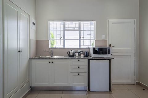 Vineyard Cottages - Excluding Lounge | Private kitchenette | Coffee/tea maker, electric kettle